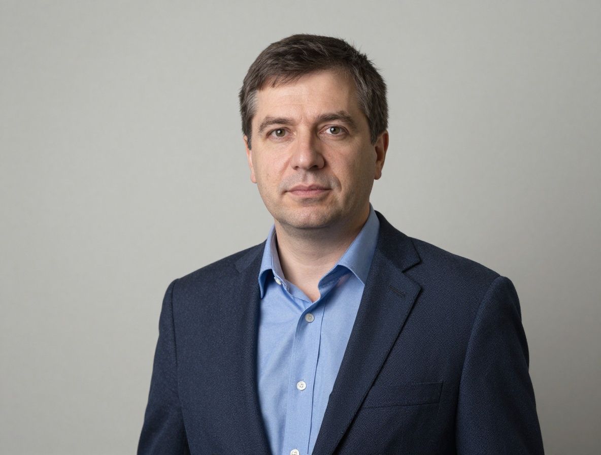 Айдар Сейткали — старший инженер по распределённым системам, портретное фото в деловом стиле на нейтральном фоне