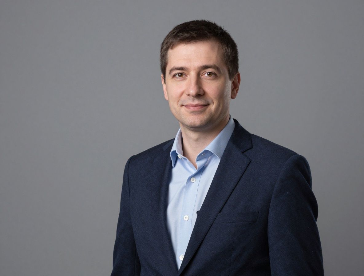 Дарига Нурмагамбетова — инженер по облачной инфраструктуре, профессиональное портрето на сером фоне